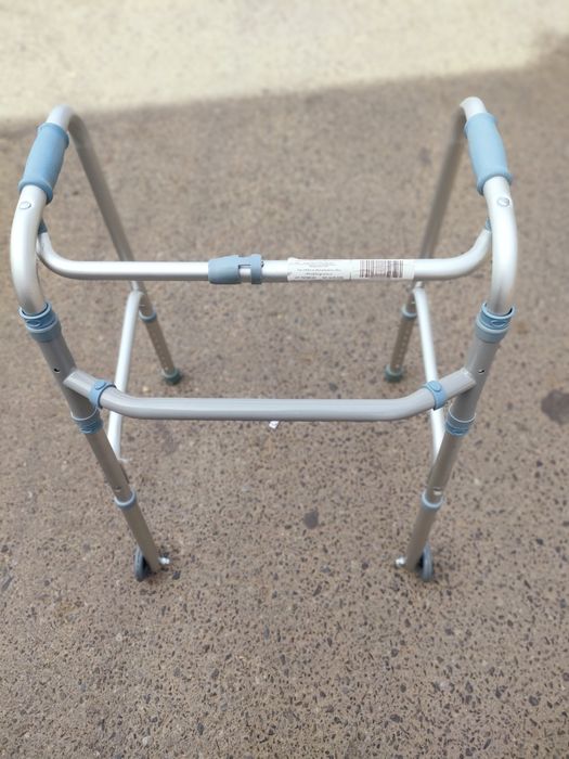 Cadru de mers cu roti ( rollator ) este destinat persoanelor cu mobili