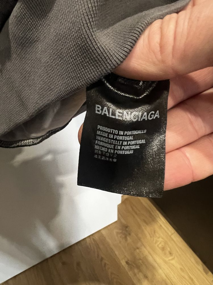 Суитчъри BALENCIAGA.Последен модел есен2022.Нови,налична по една серия