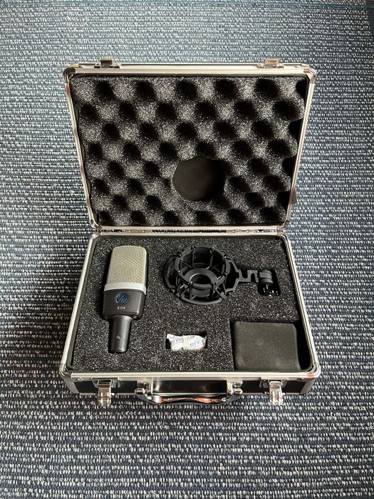 Студиен кондензаторен микрофон AKG C214