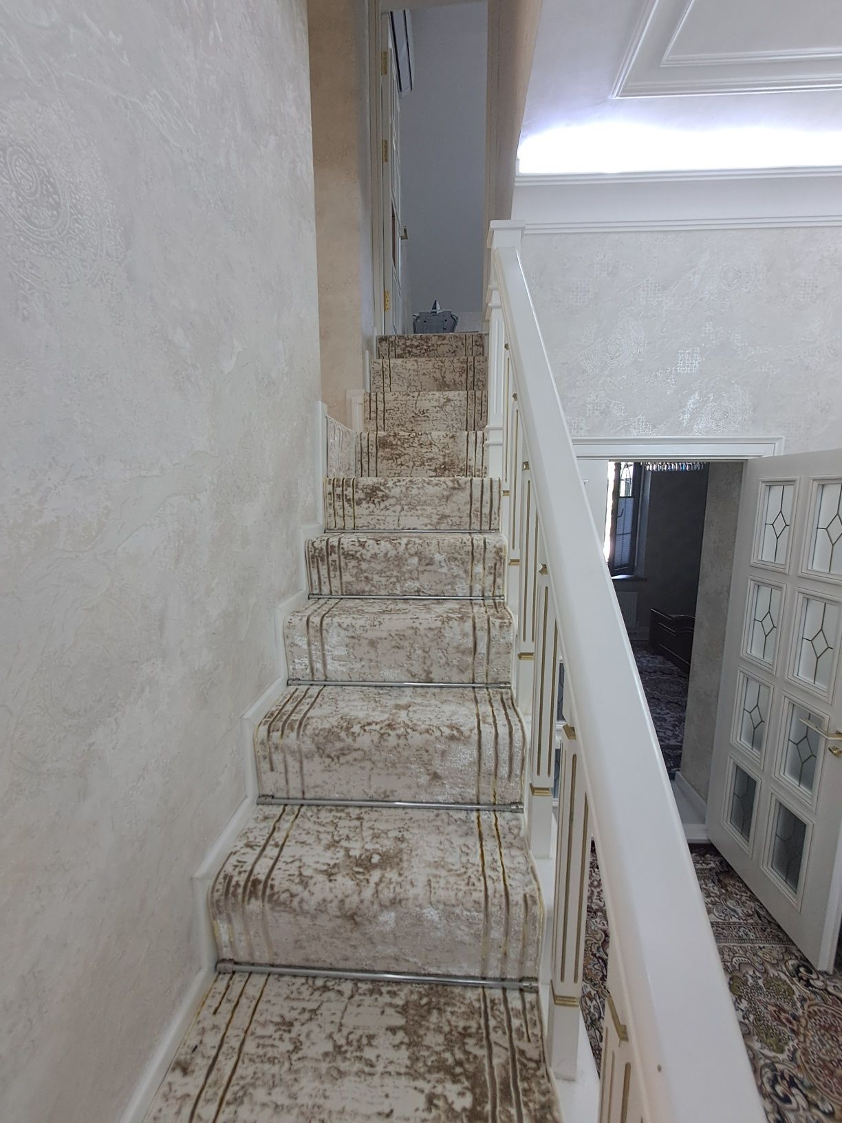 Gilam kesish va tikish