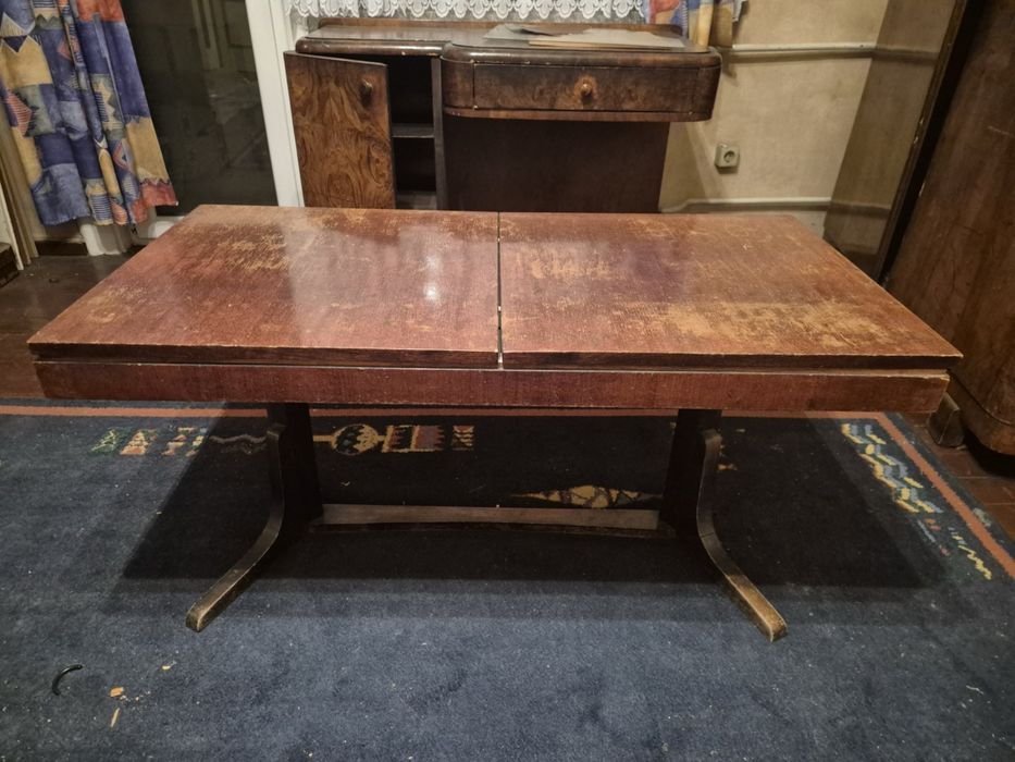 Мебели от дърво-гардероби, секции, бюро и маса