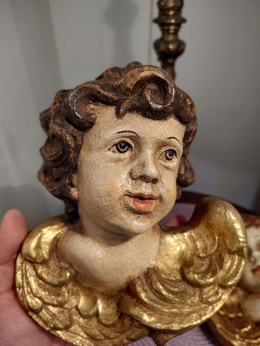 Îngerași, amorași sculptați in lemn