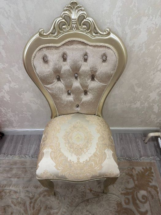 Большой стол с 9 стульями и набором посуды