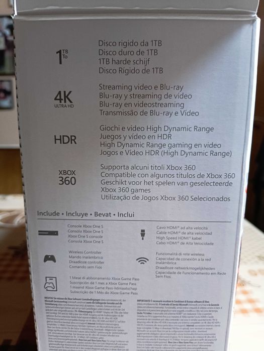 XBOX ONE S 1 TB cu o manetă