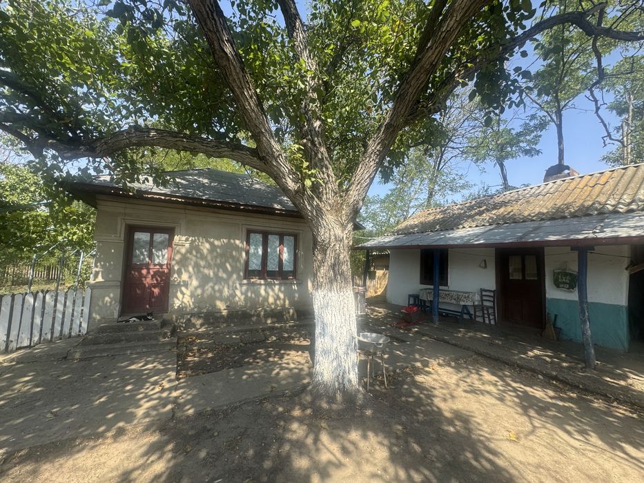 Casă în sat Floroaica 2800 m +teren arabil intravilan 4600 m