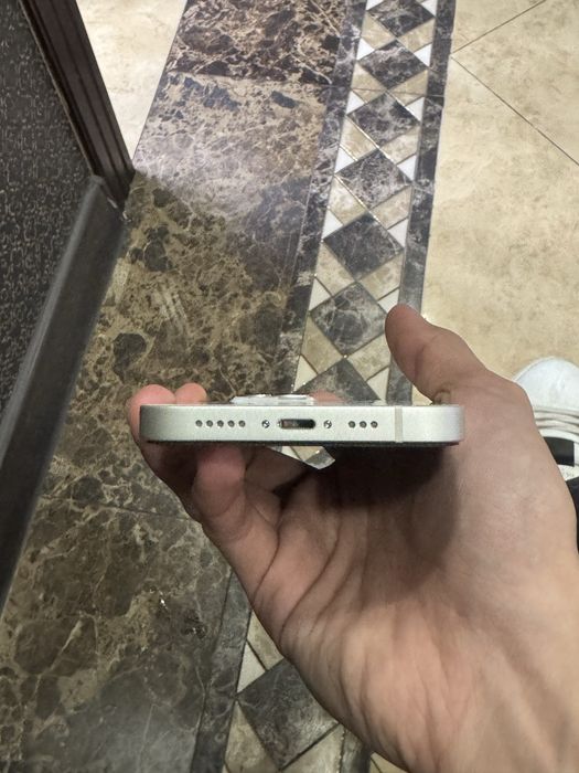Iphone 13 white.