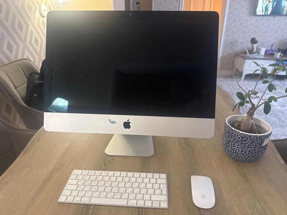 iMac с мышкой и клавиатурой эппл
