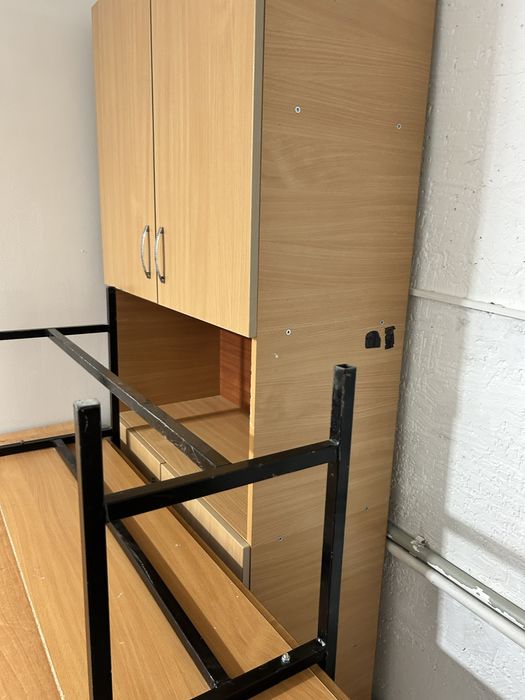 Парта с стульями и шкаф