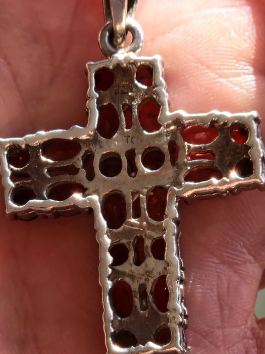 Lănțișor din argint cu pandantiv în formă de cruce – pietre roșii