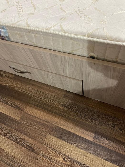 Dormitor pat și ancadrament