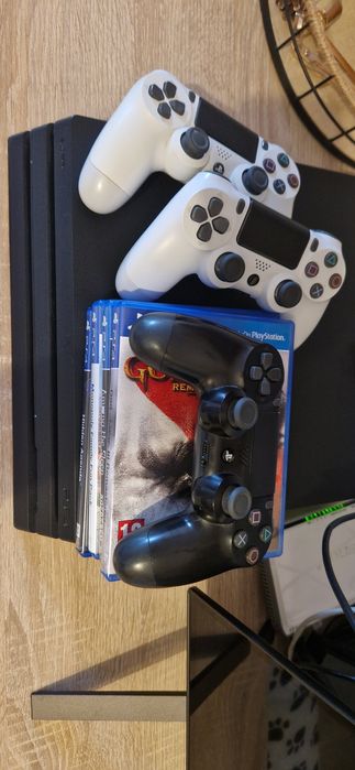 PlayStation 4 PS4 Pro 1 TB cu 3 Controllere