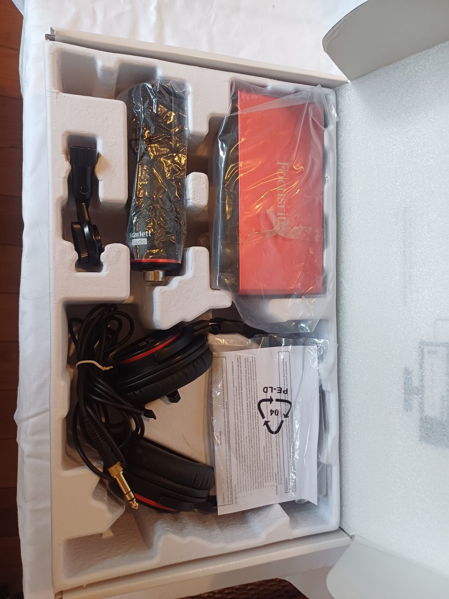 Домашно студио Focusrite 2i2 Studio 3rd gen