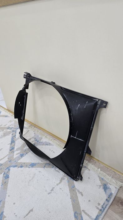 BMW E34 Диффузор (кожух) вентилятора