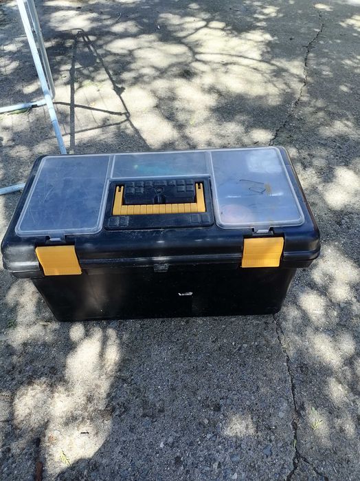 Продавам куфар за риболовни принадлежности