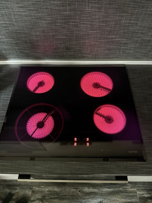 Фурна за вграждане с керамичен плот Gorenje