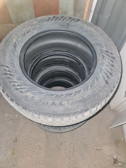 Продам зимнюю шипованную резину 265/65/r17