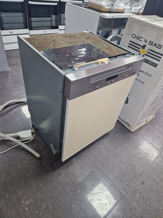 Съдомиялна за полувграждане Miele 13 комплекта  G6200 i