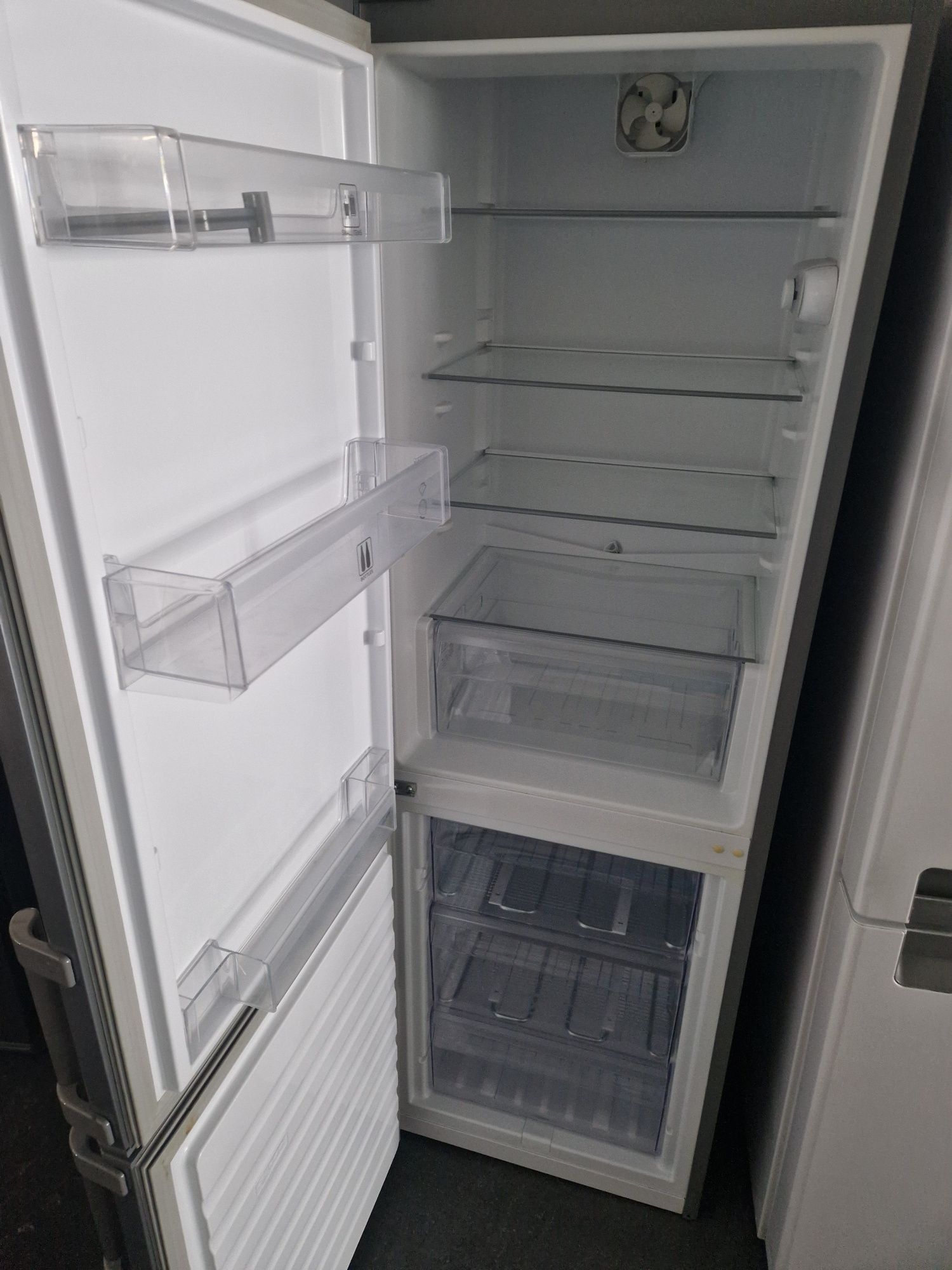 Хладилник с фризер Whirlpool A++ 186/60/60