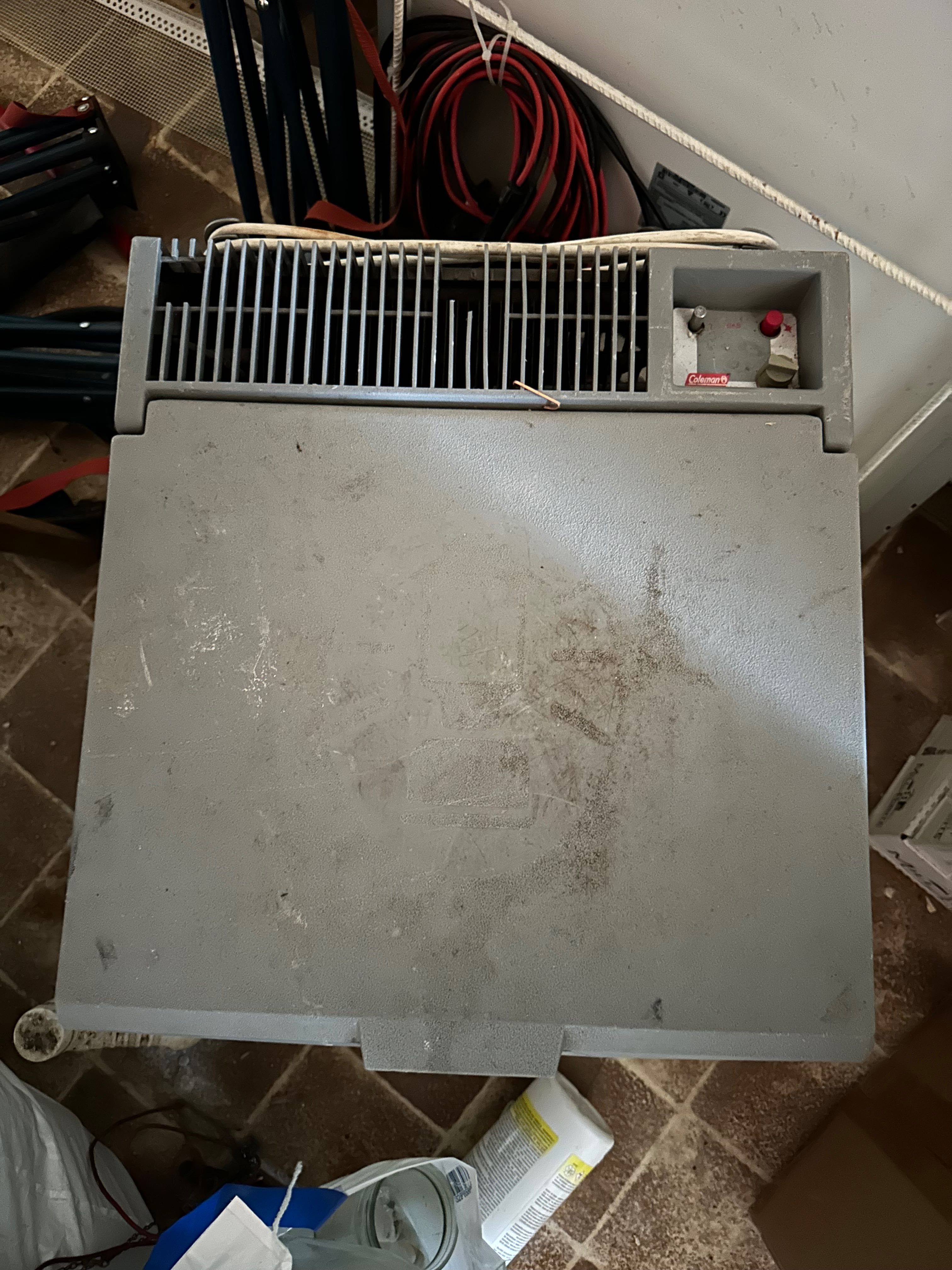 Къмпинг хладилник на 220v 12v и газ 40 литра
