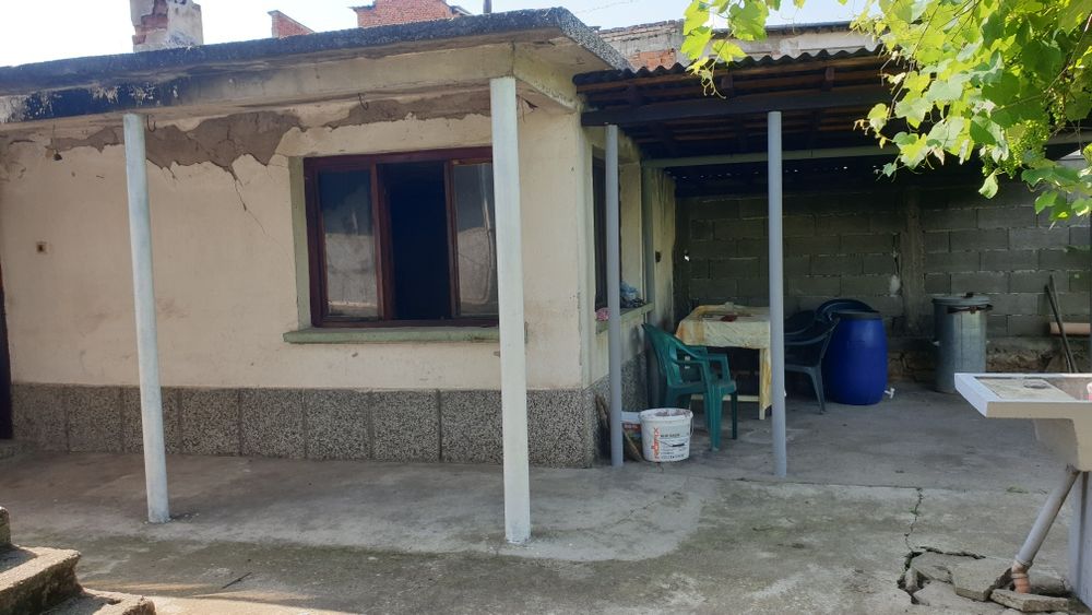 Продавам къща с двор