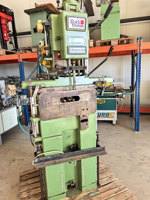 Верижна дълбачка за врати с пневматика.