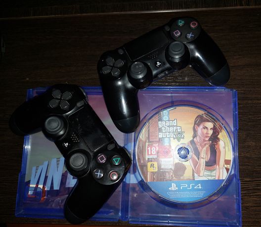 Геймпады на PS4 и диск GTA V  PS4