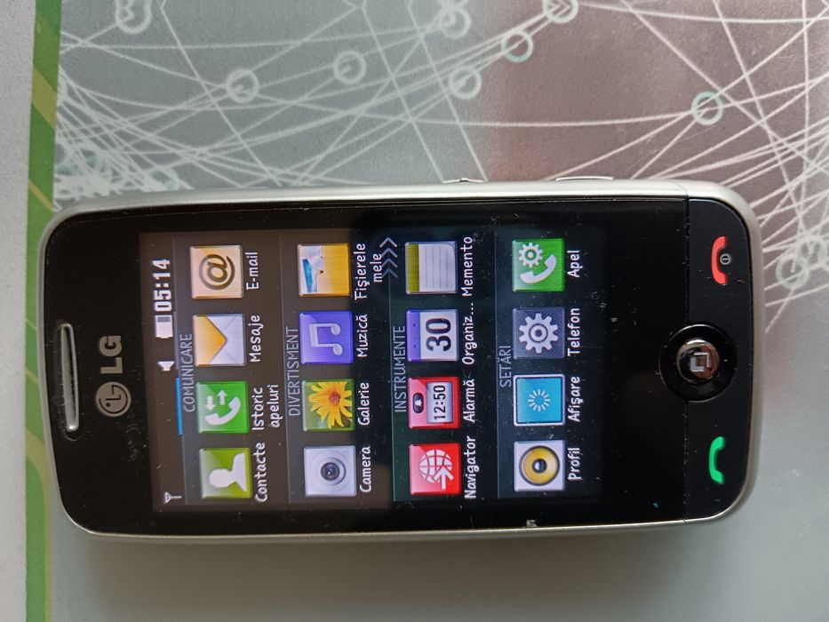 Telefon LG în bună stare de funcționare, este mic,robust și practic