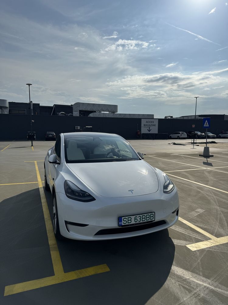Tesla Model Y 2024 long range 4x4, 28.000 km, piele alba