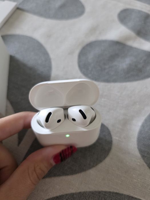 Apple AirPods 4 - нови
