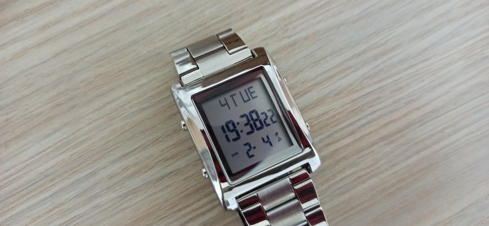 Vând ceas digital brățară metalica