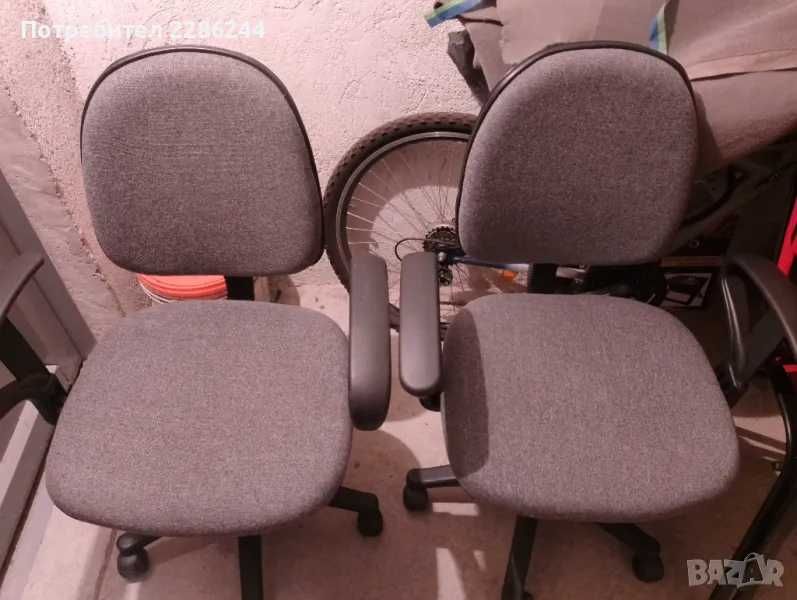 Продавам запазен въртящ стол