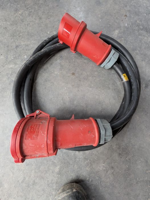 Cablu trifazic cu priza