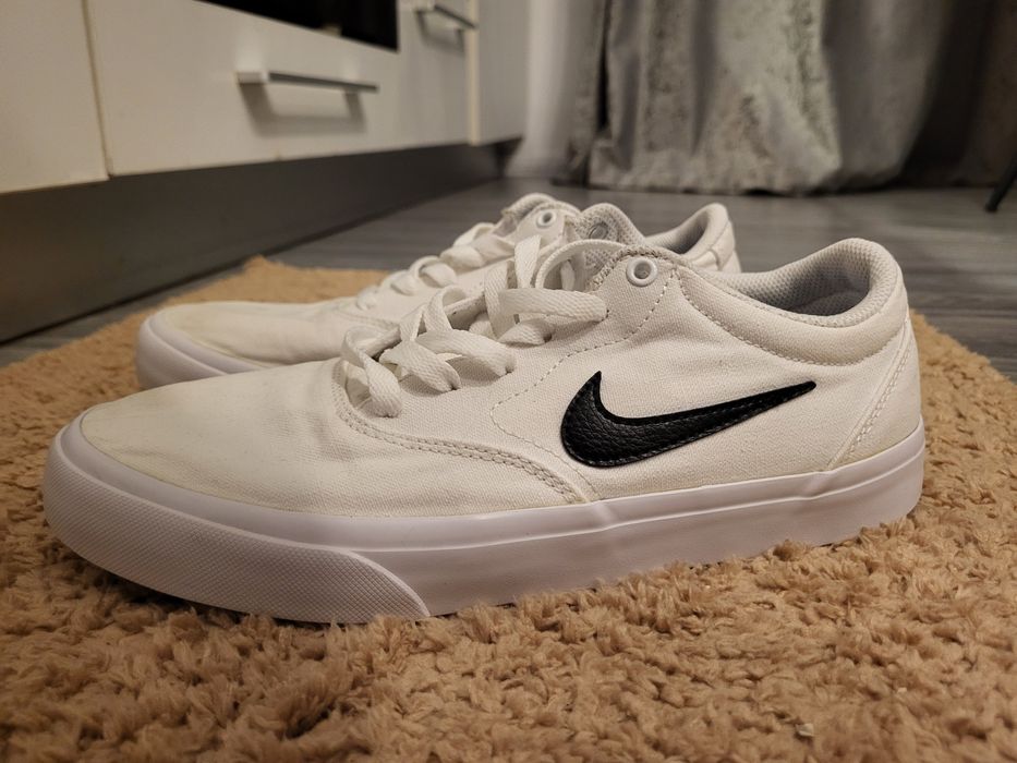 Adidasi de tip skate