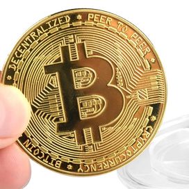 Колекционерска позлатена Биткойн монета. Bitcoin BTC