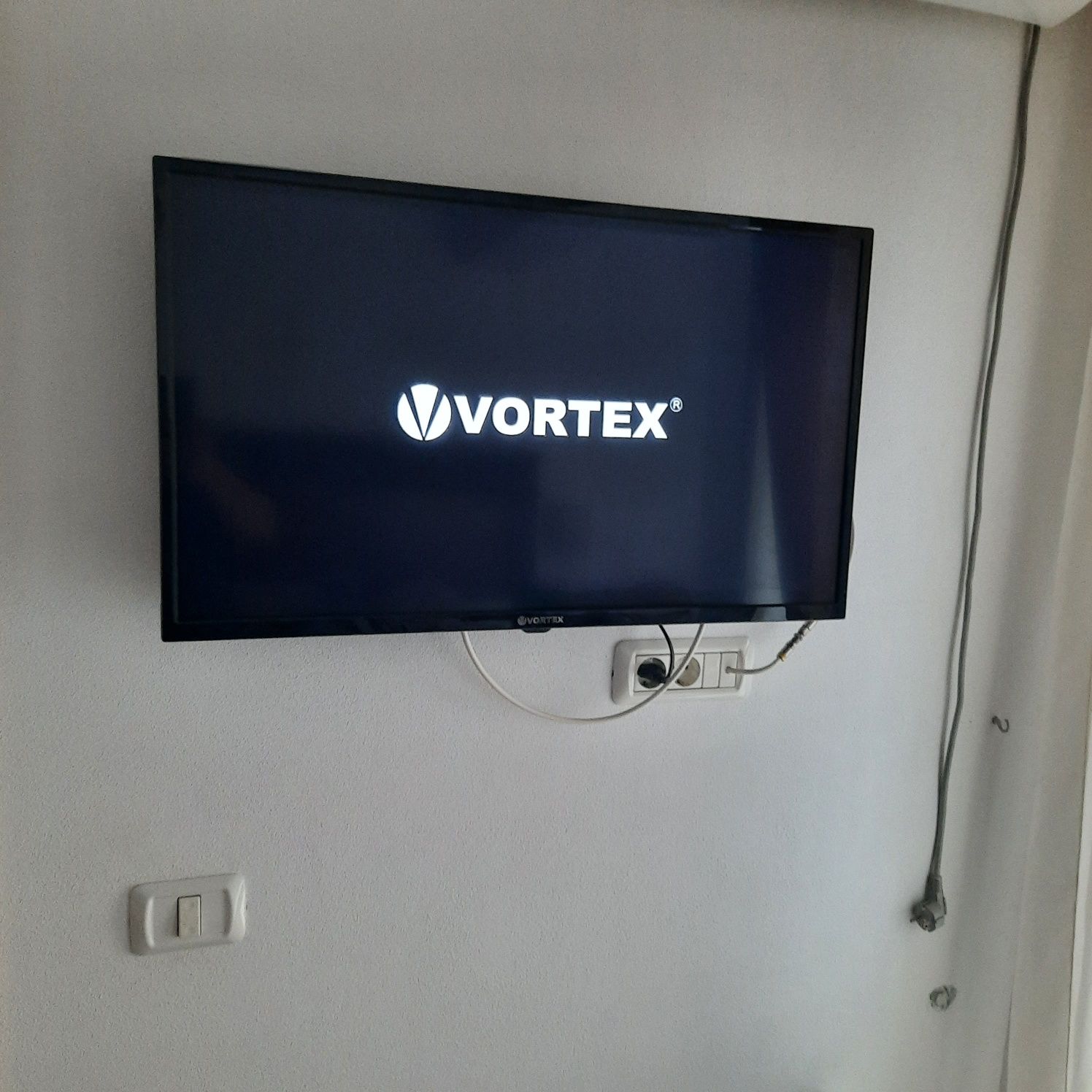 Televizor smart Vortex  diagonala 82 cm