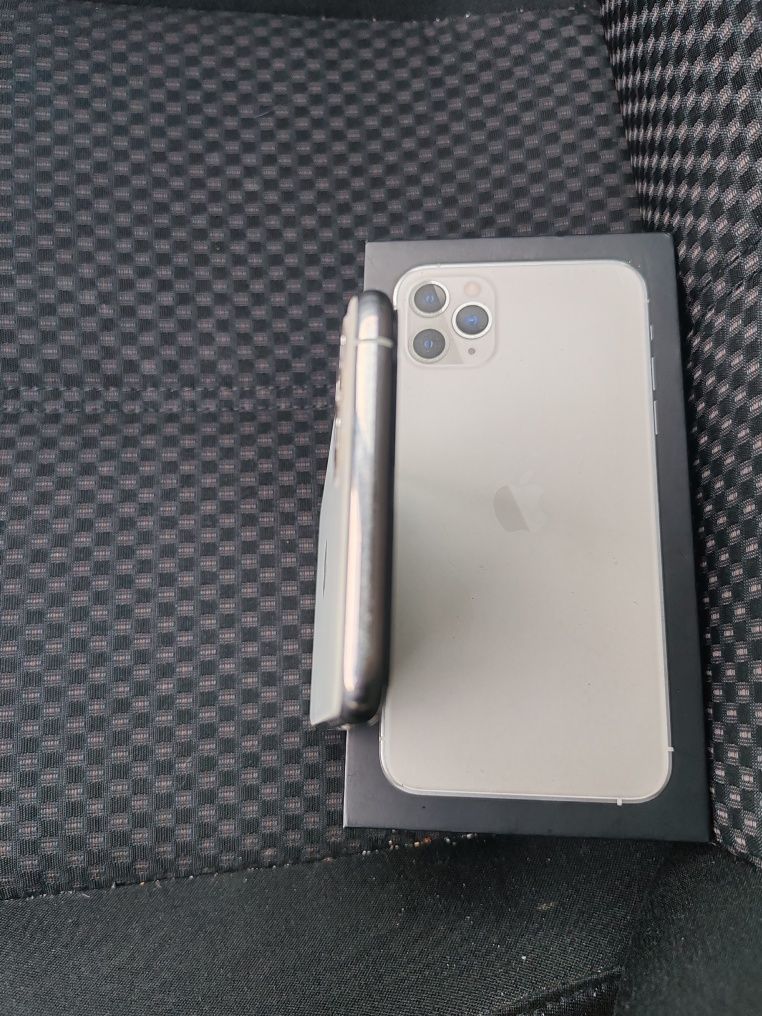 Vând sau schimb iPhone 11 Pro Max Silver 64gb