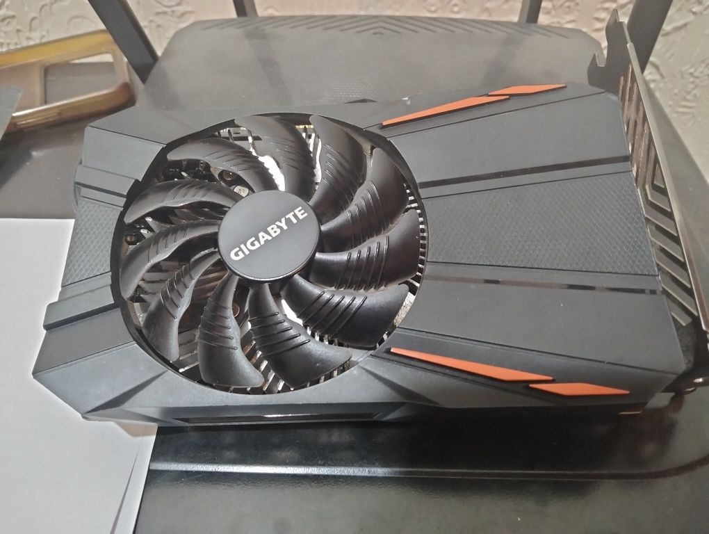Продам видеокарту gigabite 1050 ti на 4 Гб