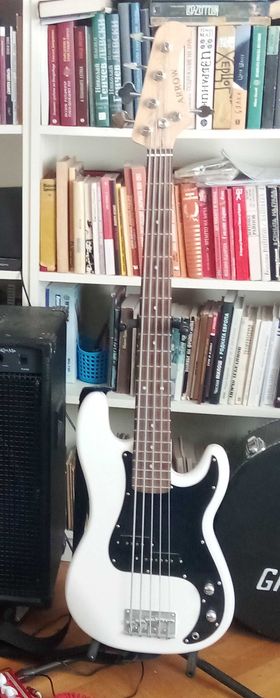 Бас китара Arrow 5-струнна с пасивна електроника