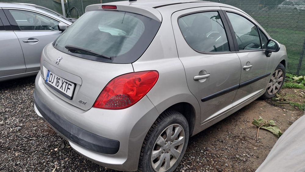 Mașina Peugeot 207