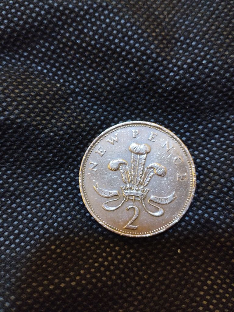 Vând 3 monede de colectie 2 New Pence si o moneda de 5 lei din 1978