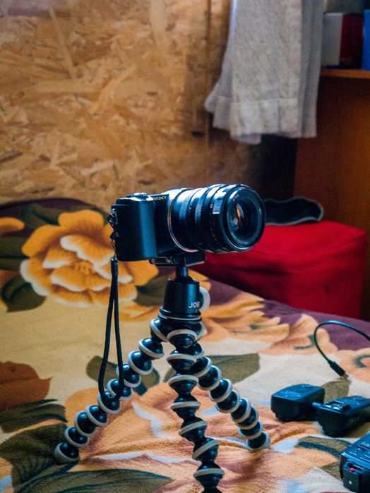 Aparat foto Sony a 5000 cu obiectiv si acesorii .