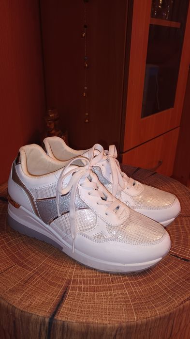 Чисто нови обувки и маратонки