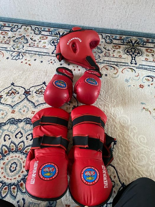 Продам футы и   перчатки для таеквондо