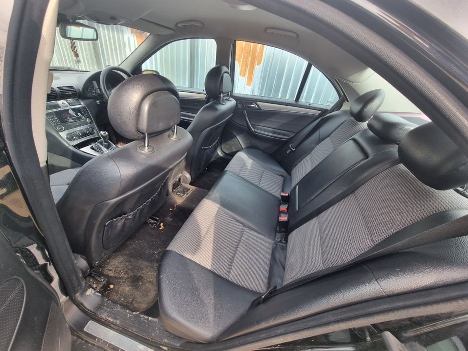 Dezmembrez Mercedes C200 2.2 cdi w203