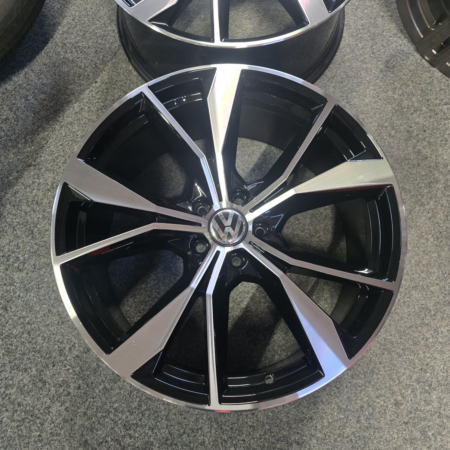 Оригинални джанти Фолксваген Шкода 20 цола / гуми 255 40 20 Pirelli