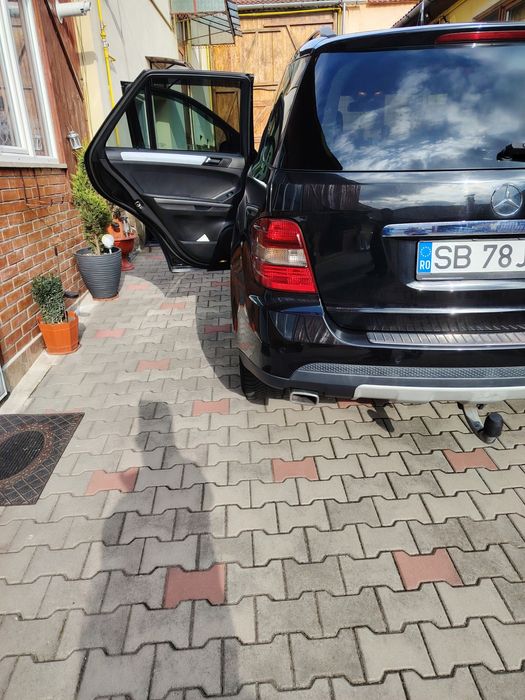 Vând Mercedes ML.