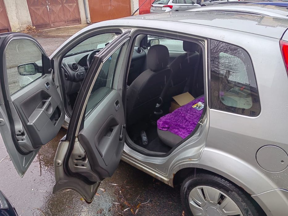 Vand Ford Fiesta pentru dezmembari