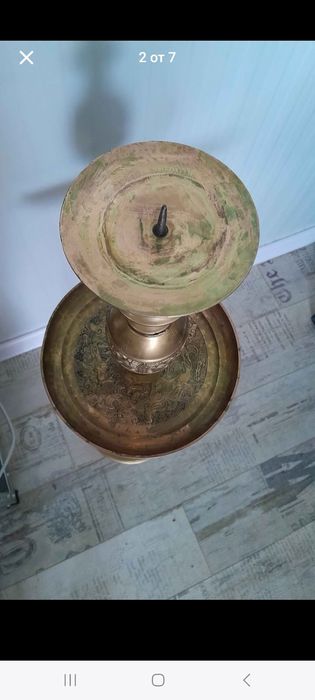 Висок подов свещник