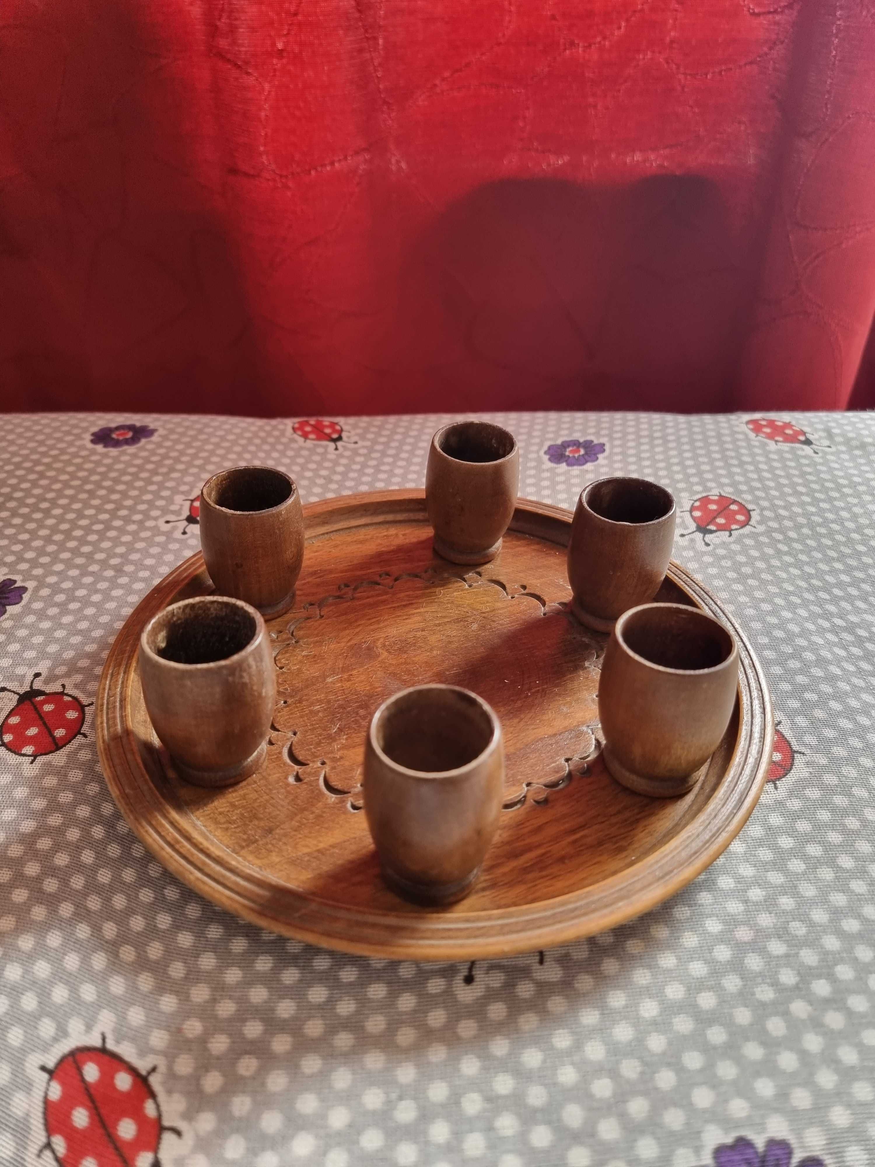 Дървен поднос с шест чашки