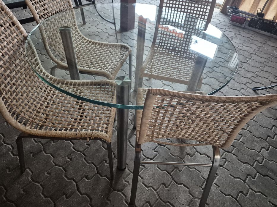 Vând masă sticlă cu 4 scaune.